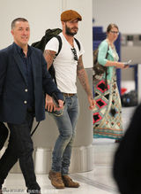 组图：贝克汉姆贝雷帽现身机场 亲民签名魅力足