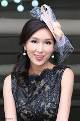 组图：杨恭如亮相马术赛 纱裙搭礼帽尽显贵妇范