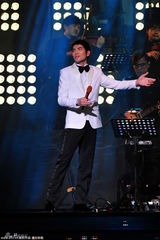 组图：萧敬腾白衣绅士 唱《真爱》致已故音乐人