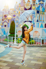 组图：校花黄灿灿游乐园玩耍 长腿长发夏日清凉