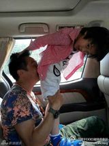 组图：费曼屁屁贴老爸脸 吴镇宇笑称谁欺负谁