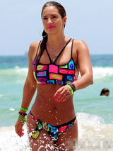 组图：美女教练珍妮佛海边戏球 湿身秀凹凸曲线