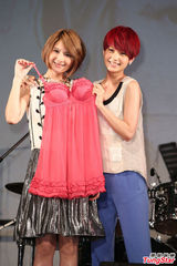 组图：杨丞琳送郭静桃红内衣 希望早日终结单身