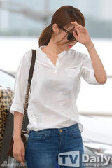 组图：韩星刘仁娜现身机场 牛仔裤显苗条