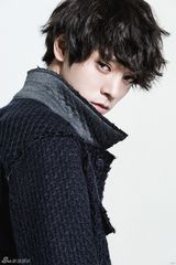 组图：韩星郑俊英拍写真 眼神犀利时尚帅气