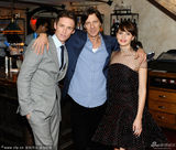 组图：《万物理论》小雀斑携女友 菲丽西提美艳