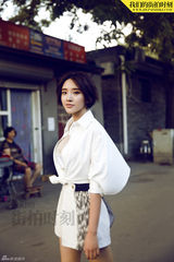 组图：唐艺昕怀旧街道悠然街拍时尚百变