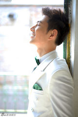 组图：何明翰绅士写真曝光 温暖笑容显暖男魅力