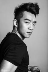 组图：郑恺湿身半裸拍写真 健身房大变运动型男