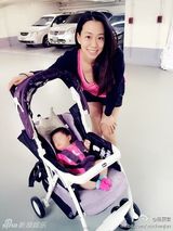 组图：吴辰君产后塑身变辣妈 推婴儿车秀美腿