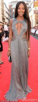 组图：黑珍珠赴英奥斯卡电视奖 中空长裙露美胸