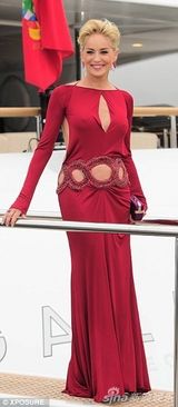 组图：56岁莎朗-斯通红裙美艳 胸门大开秀性感