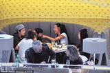 组图：张柏芝饭局意外激凸 与儿子互动显母爱