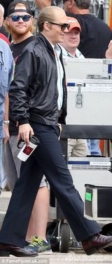 组图：德普赶拍新电影 片场低调庆生女友未到场