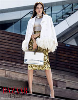 组图：应采儿街拍玩转金色混搭 热辣熟女气场