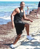 组图：威尔史密斯海滩遭围堵 女粉丝裸上身狂追