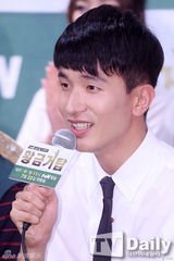 组图：韩星裴涩琪出席发布 穿白裙仙气足