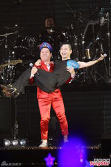 组图：多变哈林(庾澄庆)唱金曲 登小巨蛋万人同欢