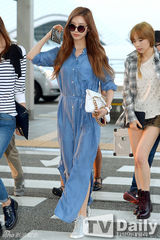 组图：少女时代低调现身机场 休闲装青春洋溢