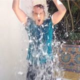 组图：谢耳朵做慈善猛泼冰水 湿身露壮硕肌肉