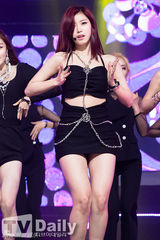 组图：韩团Kara四人舞台 露脐装甜美性感