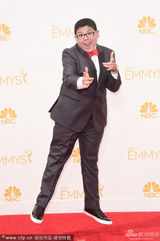 组图：童星里克-罗德里格兹亮相艾美红毯