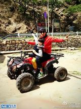 组图：张亮骑摩托车酷帅 网友调侃：腿终于显短