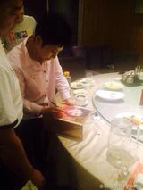 组图：董文华穿粉红色上衣显年轻 做东宴请网友