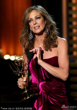 组图：艾莉森-珍妮获艾美奖喜剧类最佳女配角