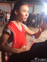 组图：女神变村姑！张柏芝黄圣依干农活打篮球