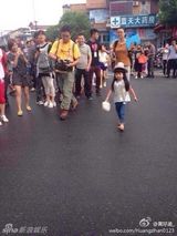 组图:姚明现身《爸爸2》 曹格女儿带帽喜感时尚