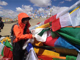 组图：张静初只身行走西藏 旅行照阳光健康