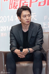 独家：朴有天上海会歌迷 黑衣亮相表情严肃