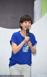 组图：海清跪地签环保衫 比二卖萌表情多