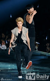 组图：SM演唱会嗨翻 神起SJ穿红裙扮女装