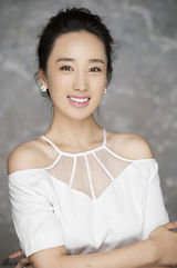 组图：李艳白色系写真 笑容灿烂明艳照人