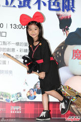 组图：乔乔cospaly化身小魔女 萌样超卡哇伊