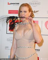 组图：妮可咬面具手柄妩媚 裸色长裙大秀双球