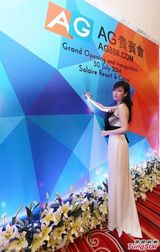 组图：周慧敏献唱《最爱》 不老玉女美丽动人