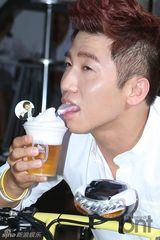 组图：笑星刘世允出席活动 变身一日店长