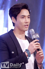 组图：韩星吴仁惠出席发布会 露脐秀性感