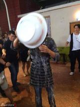 组图：暖男谢霆锋浇冰水变湿男 网友侃口味虾味
