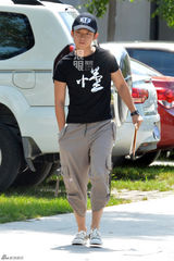 组图：少年影帝董子健开学 休闲装萌笑报到中戏