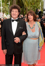 组图：歌手罗伯特-沙勒布瓦携妻亮相演绎黄昏恋