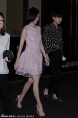 组图：董洁粉裙暴瘦现身 面容憔悴情绪低落