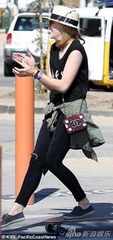 小贝长子搭《海扁王》女星玩滑板 追逐嬉闹(图)