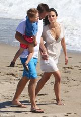 组图：沃克弟弟拍亡兄《速激》戏份 与妻儿嬉戏