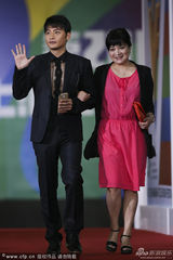 组图：陈志朋携编剧走红毯 频频招手有风度