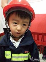 Lucas小Q扮消防员 学爸爸谢霆锋变救火英雄(图)