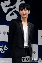 组图：《鸣梁》发布会 戏骨崔岷植演朝鲜名将